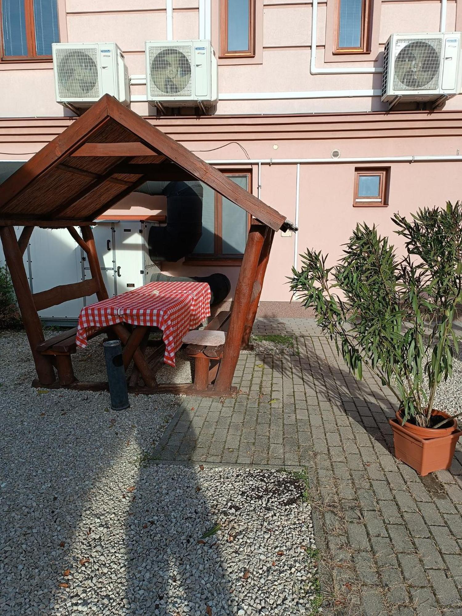 Malom Panzio Bed & Breakfast Kiskunfelegyhaza Exterior photo