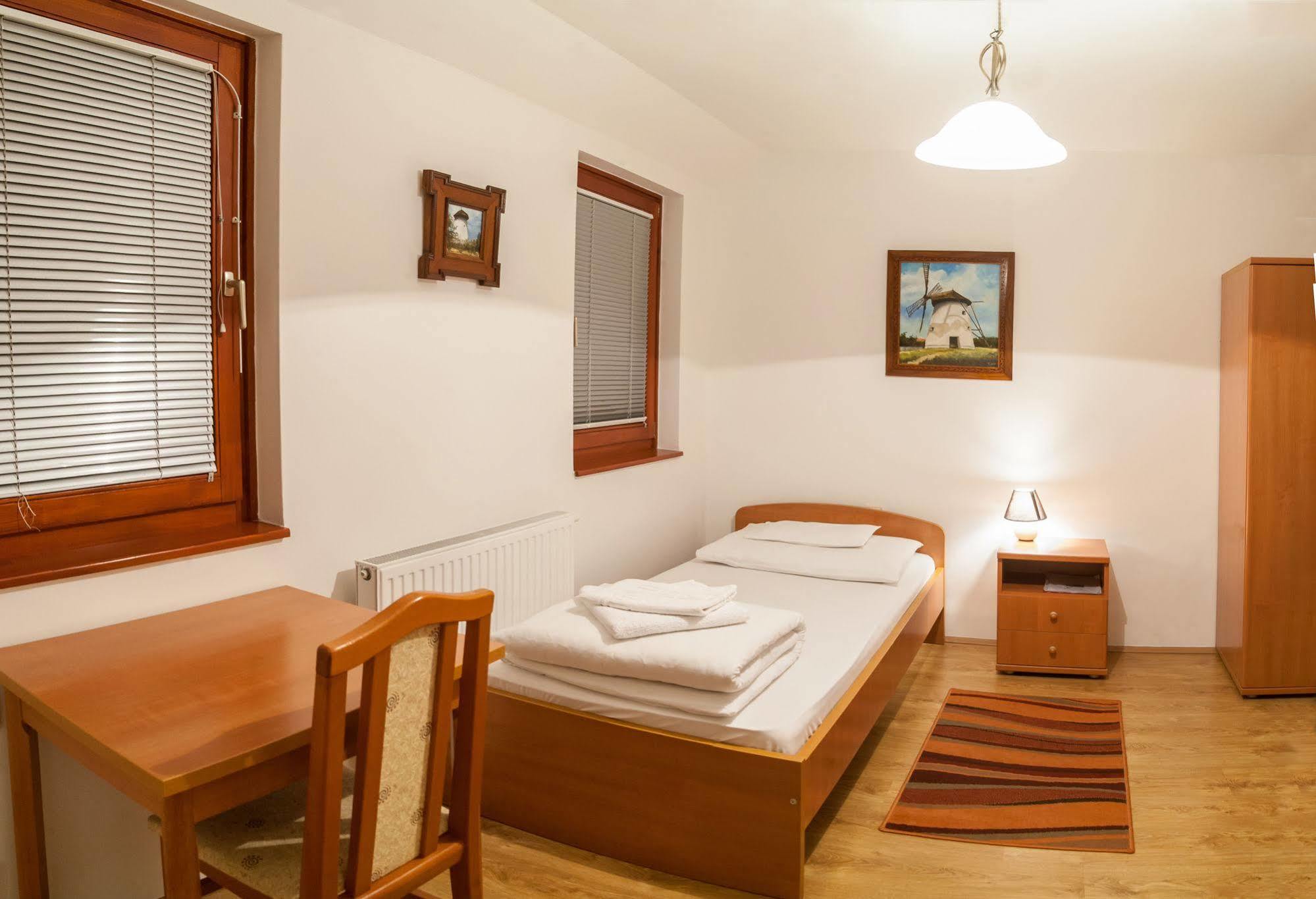 Malom Panzio Bed & Breakfast Kiskunfelegyhaza Exterior photo